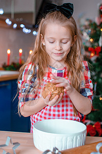 圣诞节美食可爱的小女孩做圣诞姜饼饼干烤圣诞面包 面包店背景