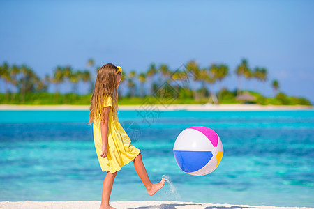 可爱的小可爱女孩在海滩玩球 美丽 太阳 微笑 喜悦图片