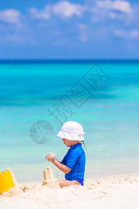 在热带度假期间玩沙滩玩具的可爱小女孩 热带假期 海滩 岛图片