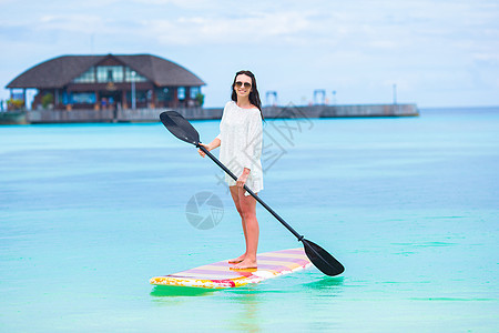 参加运动的青年女子 在掌板上起立 夏天 完美的图片