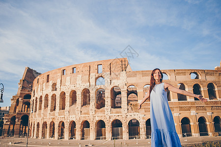 年轻女子在大隆重的面前 在罗马 意大利 地标背景图片