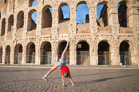 小女孩面前的巨石前 在罗马 意大利 斗兽场 体操运动员图片