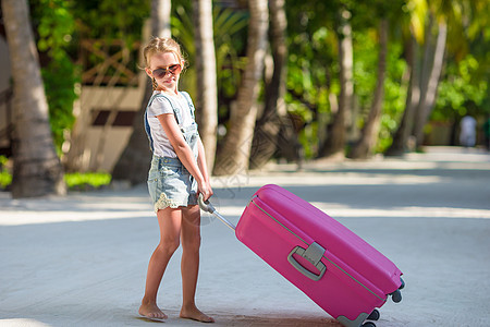 夏天放暑假时带大行李的小可爱小可爱女孩 路线图片