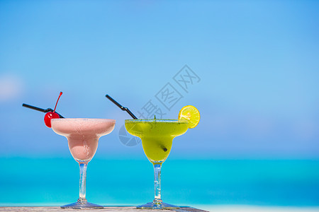 热带白沙滩两杯美味鸡尾酒 海 蓝色的 甜的 水图片