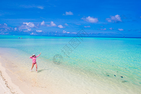美丽的女人在白色沙沙热带海滩上放松 游客 泻湖图片