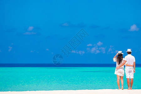 海滩热带度假期间快乐的年轻情侣 夏天 女士 天空图片
