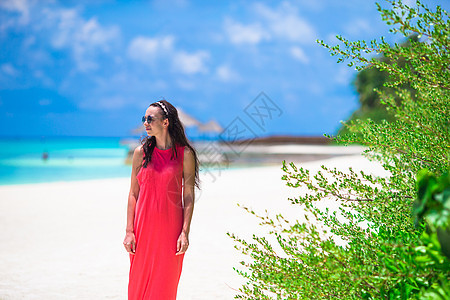 在白沙沙滩上的年轻快乐女人 海岸 放松 游客 海图片