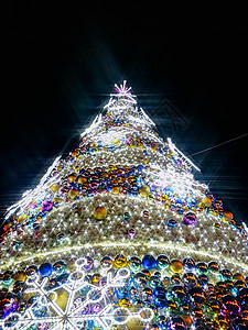 在Wroclaw市场广场配有发光装饰的丰富多彩的圣诞节树 星星 小玩意儿图片