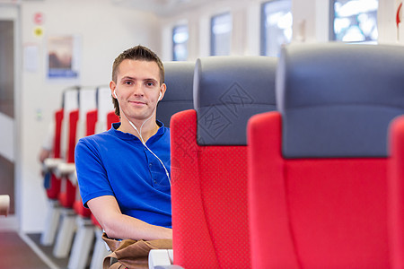 年轻的快乐男子乘火车旅行 通勤者 飞机列车 城市 运输图片