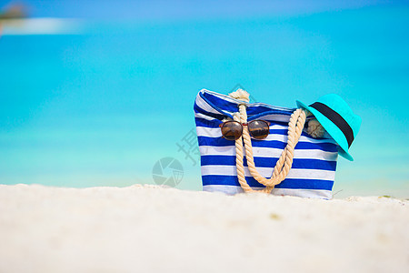 海滩附件 - 蓝色袋 草帽 白沙滩上的墨镜 自然 异国情调图片