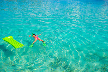女性在松绿水的充气气垫上放松 闲暇 喜悦 游泳图片