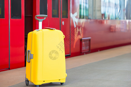 火车站两张黄行李护照 车站黄色行李图片