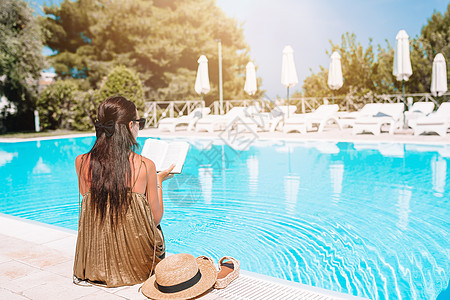 女子在豪华酒店度假胜地游泳池休息 享受完美的海滩度假节日 温泉 女士图片