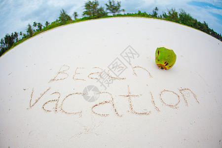 夏季假期概念 沙子上写着海滩度假的字图片