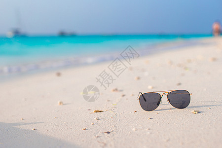 关闭热带沙滩上的太阳镜图片