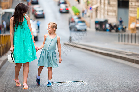 快乐的妈妈和可爱的小女孩在意大利暑假期间在罗马 家庭欧洲假期图片