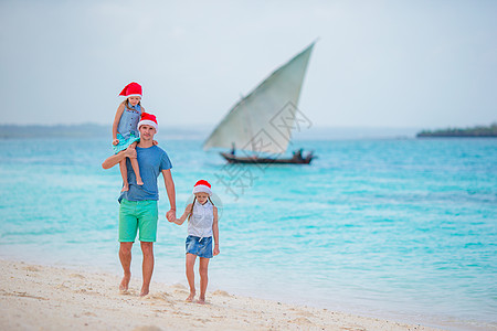圣诞节节假日 三口子的年轻家庭一起享受出海之欢度假期 圣诞假 图片