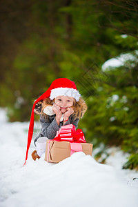 圣诞节前夕的寒冬户外 带圣诞盒礼物的可爱小女孩 假期 围巾图片
