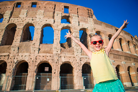 在意大利罗马的Colosseum面前玩乐 在欧洲 孩子花童年度过儿童时期 建筑 享受图片