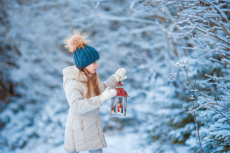 元旦灯笼圣诞节那天 可爱的小女孩在户外穿着暖和的外套 拿着手电筒背景