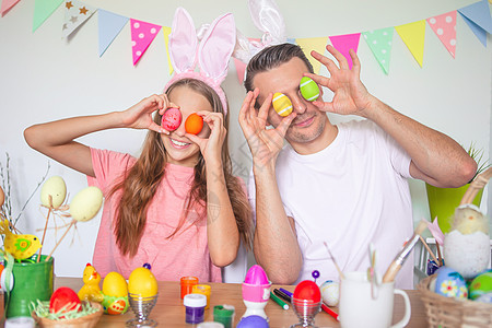 父亲和他的小女儿在画鸡蛋 幸福的家庭准备复活节了 童年 孩子图片