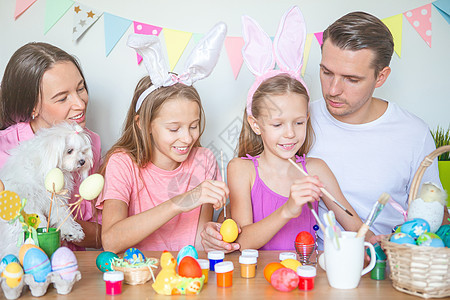 母亲和女儿在画鸡蛋 幸福的家庭准备复活节的时光 季节 打猎图片