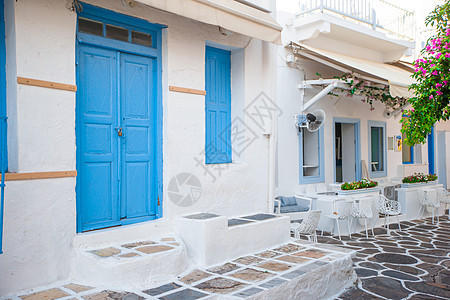 岛上狭窄的街道有蓝色阳台 楼梯和鲜花 美丽的建筑建筑以环形风格在外建起外墙 基克拉泽斯 蓝色的图片