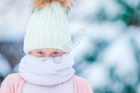 在阳光明媚的寒天雪中 可爱小女孩的肖像 绿眼合身图片