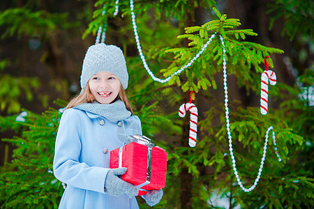 圣诞节前夕在冬冬户外的圣诞礼盒礼物可爱女孩 季节 享受图片