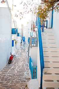 狭窄的希腊岛街道有鲜花 美丽的建筑建筑以环形风格建造外表 笑声 图片