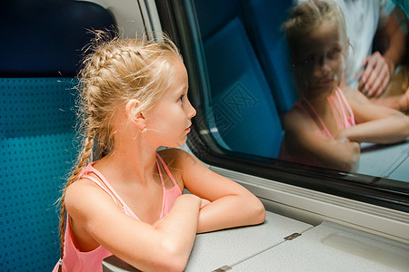 可爱的小孩在车窗外看着车窗 在车开动的时候图片