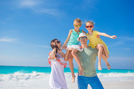 Carribian度假的热带海滩上 四个四人幸福美满家庭的肖像 快乐的 孩子图片