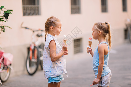 可爱的小女孩夏天在户外吃冰淇淋 意大利语 食物 童年图片