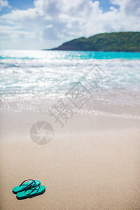 夏月薄荷在白沙滩上戴墨镜 绿松石 翻动 假期 热的图片