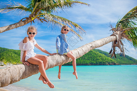 可爱的小孩在暑假期间 在海滩玩得开心 飓风图片