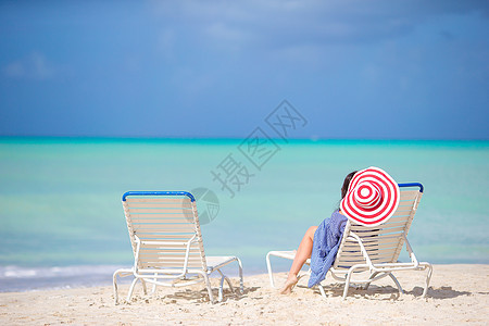 在暑假期间放松和享受 睡在沙滩上阳光下的女人 女孩 海滩图片