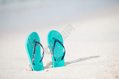 夏月薄荷在白沙滩上戴墨镜 衣服 热的 鞋类 失败图片