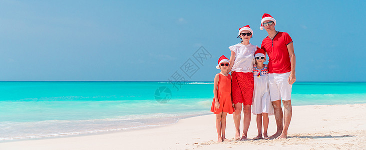 快乐的一家人 在卡比巴海滩上庆祝圣诞节日 加勒比 海岸线图片