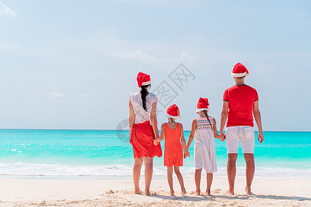 快乐的一家人 在卡比巴海滩上庆祝圣诞节日 海洋 童年图片