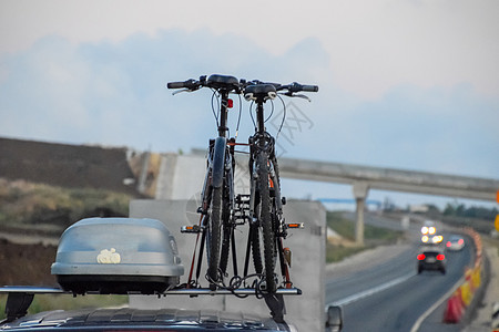 附在车顶上的自行车 骑自行车旅行图片