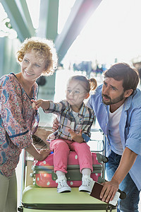 欢乐家庭在机场度假的肖像 幸福 行李 签到 报到图片