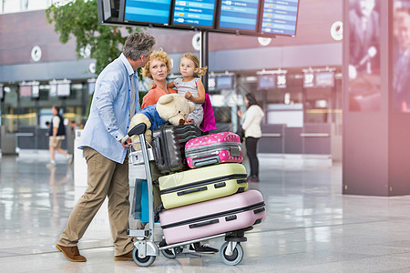 家人在机场旅行度假时携带镜头照明弹步行 航班图片