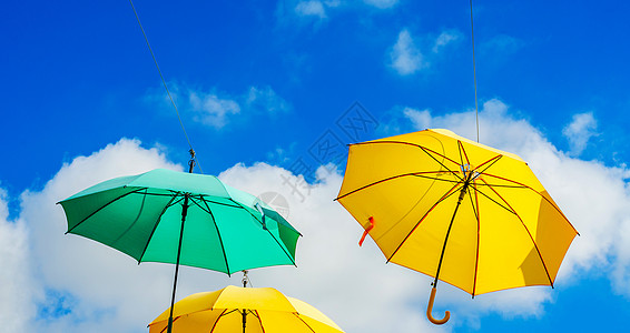 五颜六色的雨伞城市街道装饰 挂着七彩的你 防水的 假期图片