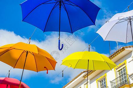 五颜六色的雨伞城市街道装饰 挂着七彩的你 艺术 防水的图片