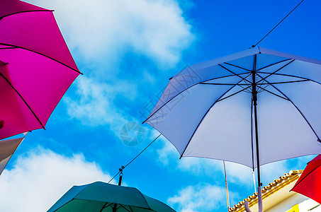 五颜六色的雨伞城市街道装饰 挂着七彩的你 阳伞 西班牙背景图片