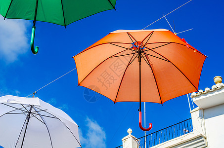 五颜六色的雨伞城市街道装饰 挂着七彩的你 蓝色的 尼龙图片