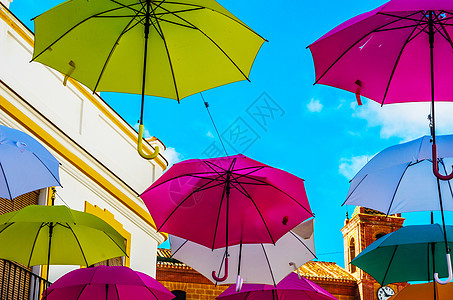 五颜六色的雨伞城市街道装饰 挂着七彩的你 彩虹 庆祝图片