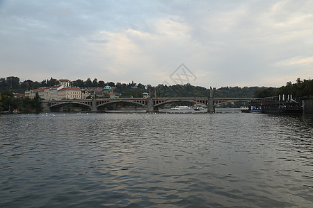 欧洲旅游船 房子 水 划船 桥 波浪 船节 海浪图片