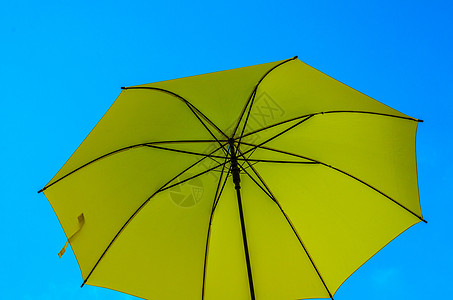 五颜六色的雨伞城市街道装饰 挂着七彩的你 蓝色的 阳伞图片