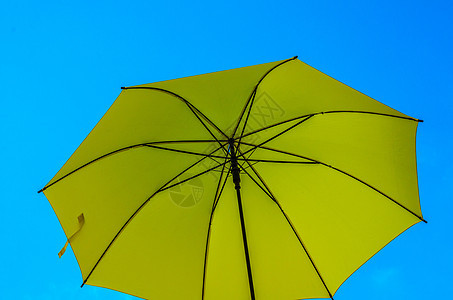 五颜六色的雨伞城市街道装饰 挂着七彩的你 蓝色的 阳伞背景图片